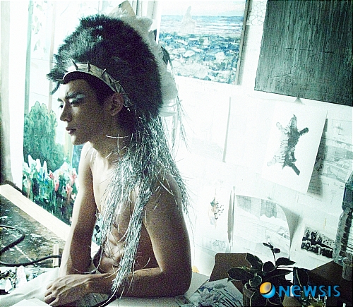 【서울=뉴시스】이재훈 기자 = 5인 그룹 ‘샤이니(SHINee)’가 정규 2집을 들고 19일 컴백한다.&nbsp; 8일 매니지먼트사 SM엔터테인먼트에 따르면, 샤이니는 이날 민호(19·사진)를 시작으로 12일까지 새 앨범 콘셉트에 맞춰 변신한 멤버별 사진을 홈페이지 등에 올리며 관심을 호소한다.&nbsp; SM은 “이번 앨범에는 샤이니의 다양한 음악적 색깔을 느낄 수 있는 음악들을 고루 담았다”며 “한층 성장한 멤버들의 보컬 실력을 기대해도 좋을 것”이라고 알렸다.&nbsp; 샤이니의 새 음반은 지난해 10월 세 번째 미니 앨범 ‘2009, 이어 오브 어스(Year Of Us)’ 이후 9개월 만이다.&nbsp; 샤이니는 16일 KBS 2TV ‘뮤직뱅크’를 통해 2집 첫 무대를 선보인다.&nbsp;&nbsp; realpaper7@newsis.com 