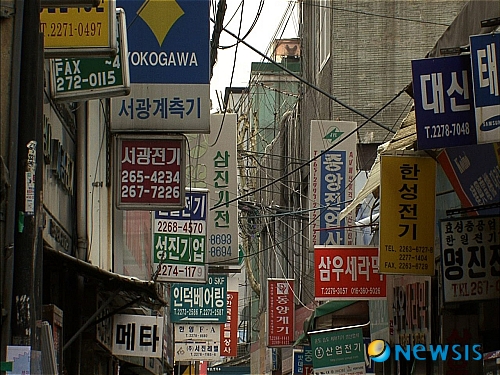 【서울=뉴시스】유상우 기자 = KBS 심의실이 MC 김미화(46)가 지난 4월 내레이터로 참여한 2TV ‘다큐멘터리 3일’의 심의 내용을 공개했다.&nbsp; 심의실은 8일 “김미화씨의 ‘다큐멘터리 3일’의 ‘도시의 기억-종로 장사동 기계공구 골목 72시간’의 심의지적 내용은 내레이션의 호흡과 발음이 지나치게 작위적이면서 띄어 읽기의 정확성이 떨어지고 부자연스러웠다는 것이었다”면서 “심의실은 시청자의 관심을 끌기 위해 인기 연예인을 다큐멘터리 내레이터로 기용하는 최근의 제작풍토에 신중을 기할 필요가 있다고 지적했다”고 밝혔다.&nbsp; 물론 “2009년 12월2일 방송된 ‘환경스페셜-떠돌이 개와의 아름다운 동행’의 내레이션이 ‘따뜻하고 정감 있었다’는 평가를 받은 것은 사실”이라며 “하지만 ‘다큐멘터리 3일’에서 내레이션이 부정적인 평가를 받은 것 또한 사실”이라고 전했다.&nbsp; “한 사람이 서로 다른 프로그램에서 다른 평가를 받은 것인데 이는 김미화씨에만 해당되는 것이 아니고 성우, 아나운서, 연예인의 내레이션 역시 프로그램마다 다른 평가를 받을 수 있는 것”이라고 설명했다.&nbsp; 심의실은 “해당 프로그램의 내레이션에 대한 심의 지적은 발음이나 억양의 부정확성으로 내용 전달의 객관성과 바른 언어생활을 해침으로써 방송법과 방송심의에 관한 규정에 어긋나는 부분에 대한 것”이라면서 “방송심의규정에 의해 행해진 정당한 방송법 준수 업무였다”고 강조했다.&nbsp; “방송법에 따라 정상적으로 이뤄진 심의업무에 대해 어떻게 블랙리스트 운운하며 외압을 거론하는지, KBS심의실에서는 이것이야말로 불순한 의도로 방송에 개입하려는 것이며 방송의 독립성을 침해하려는 행위”라고 지적했다. 　 심의실은 “방송의 공정성과 독립성을 말하면서 그것을 지키는 근간인 방송법의 정당성을 침해하고 방송에 개입하려는 것은 그야말로 자가당착적인 행위”라며 “일부 음해성 선동적 주장에 흔들리지 않고 방송법과 방송심의 규정에 따라 꿋꿋하게 심의실 본연의 임무를 수행할 것”이라고 알렸다.&nbsp; KBS는 ‘KBS블랙리스트’ 발언과 관련, 김미화를 명예훼손혐의로 6일 고소했다.　&nbsp; swryu@newsis.com