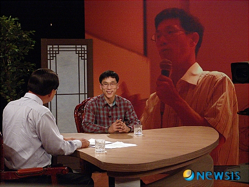 【서울=뉴시스】유상우 기자 = KBS는 MC 김미화(46)의 ‘KBS 블랙리스트’ 파문과 관련한 문화평론가 진중권(47), 시사평론가 유창선(50)씨의 잇따른 주장이 전혀 사실 무근이라며 법적 조치를 검토하겠다고 밝혔다. 8일 KBS는 “2009년 1월1일 ‘TV 책을 말하다’ 최종회 방송 당시 ‘늦은 시간 함께 해주신 여러분 감사합니다. 안녕히 계십시오’라는 진행자의 마지막 멘트에 이어 이 프로그램이 종영된다는 내용의 자막과 영상이 방송됐다”며 “이 같은 사실은 KBS 홈페이지에서 ‘다시보기’를 통해 확인할 수 있다”고 주장했다. “‘TV 책을 말하다’의 폐지는 프로그램 노후화와 이에 따른 대체 프로그램이 필요했기 때문이었을 뿐 그 어떤 정치적인 의도도 없었다”고 강조했다 앞서 진씨는 6일 자신의 트위터에 “이제 와서 하는 얘긴데 ‘TV 책을 말하다’의 높으신 분께서 진중권 나왔다고 프로그램 자체를 없애 버리라고 했다. 그래서 ‘다음 주에 뵙겠습니다’ 했다가 ‘영원히 못 뵙게 됐다’”고 알렸다. KBS는 “진씨의 트위터 발언은 일고의 가치도 없는 허위 날조”라고 반박했다. 또 유씨가 자신의 블로그에 올린 ‘고정 출연 중인 KBS 1라디오 프로그램에서 갑자기 하차 통보를 받았다. 사유를 알 수 없는 위로부터의 지시에 따른 것임이 확인됐다’는 주장도 사실이 아니라고 알렸다. KBS는 “KBS 1라디오는 시사 프로그램 제작진이 참여하는 편집회의를 통해 아이템과 출연자의 중복 등 프로그램 공정성을 담보하고 있다”며 “당시에도 연초를 맞아 프로그램의 활력을 위해 출연진 교체가 필요하다는 편집회의의 결정에 따라 유씨를 교체한 것”이라고 설명했다. ‘심야토론’을 진행한 정관용(48)씨의 사퇴에 대해서도 “프로그램의 변화가 필요했고 경영 누적적자가 심각한 상태여서 제작비 절감 등을 위한 내부 진행자 발굴 차원에서 교체한 것일 뿐”이라고 해명했다. KBS는 ‘블랙리스트’ 발언을 한 김미화를 명예훼손혐의로 6일 고소한 상태다. swryu@newsis.com