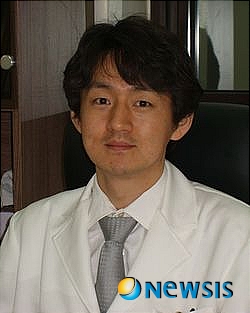 【서울=뉴시스헬스/뉴시스】 안산 튼튼병원 관절센터 김형식 원장. <사진=안산 튼튼병원 제공> 조진성기자 jingls29@newishealth.com