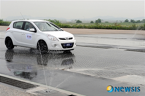 【서울=뉴시스】정병준 기자 = 현대모비스는 8일 경기도 화성에 위치한 자동차성능연구소에서 관련분야 대표적인 기술아이템을 소개하고 ‘기술모비스’로서의 위상을 다지기 위한 자동차 첨단 기술시연회를 개최했다.&nbsp; 사진은 첨단 제동장치 시연회 모습(사진=현대모비스 제공)./ photo@newsis.com