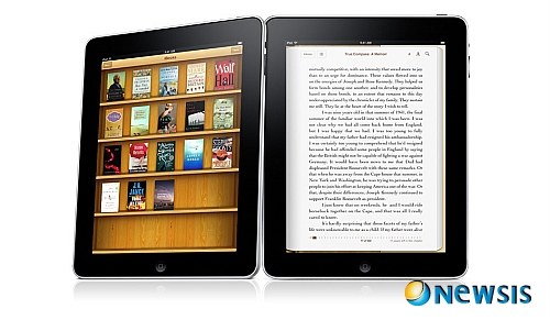 【서울=뉴시스】이재훈 기자 = 국내 처음으로 아이북스(iBooks)에 등록된 한글도서는 무엇일까.&nbsp; 14일 ‘아이북스 퍼블리셔’ 카페에 따르면, 나홀라임 출판사의 ‘복음의 사람 되기’(양희삼 지음)라는 종교 도서다. 현재까지 아이북스에 등록된 한글로 된 책은 ‘복음의 사람 되기’ 단 한 권뿐이다. ‘아이북스 퍼블리셔’ 카페 운영자인 김지명(26)씨가 등록한 도서다.&nbsp; 아이패드와 아이폰4 출시가 임박하면서 애플스토어의 또 다른 시장인 아이북스 시장이 꿈틀대고 있다. 아이북스는 ‘epub’이라는 확장자로 된 e-북의 기반으로 등록이 된다.&nbsp; 아이북스 시장은 미국과 영국, 캐나다, 프랑스, 독일 5개국에 불과하다. 하지만 국제표준도서번호(ISBN)가 있는 책이면 누구든지 아이북스에 그 책을 등록해 판매할 수 있다. ISBN란 각국에서 출판된 책에 부여된 고유 번호다.&nbsp; ‘아이북스 퍼블리셔’ 측은 “1인 출판의 증가와 함께 이제 한국의 e-북 시장 규모도 차츰 커질 전망”이라며 “애플은 애플스토어를 통해 개인에게 많은 기회를 주고 있다. 진입 장벽이 낮은 거대한 전 세계 시장 유통사”라고 전했다.&nbsp; 애플스토어에서 책을 팔기 위해서는 우선 책을 만들어 ISBN을 발급받아야 한다. 이후 미국 국세청에서 원천징수를 위한 EIN 번호를 발급받고 아이튠스 커넥션에 판매자 등록을 하면 된다.&nbsp; realpaper7@newsis.com 