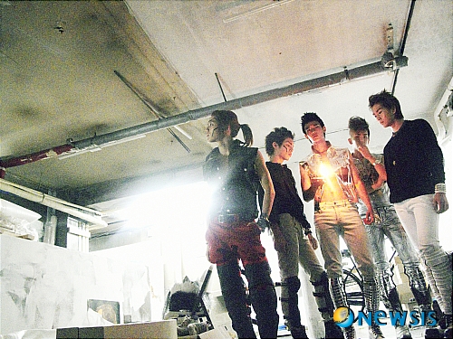 【서울=뉴시스】이재훈 기자 = 멤버 민호(19)의 부상으로 연기됐던 5인 그룹 ‘샤이니(SHINee)’의 컴백 일정이 확정됐다.&nbsp; 15일 매니지먼트사 SM엔터테인먼트에 따르면, 샤이니는 23일 KBS 2TV ‘뮤직뱅크’를 통해 첫 무대를 펼친다.&nbsp; 19일 정규 2집을 발표하는 샤이니는 당초 16일 컴백무대를 선보일 예정이었다. 하지만 민호가 7일 충남 천안의 놀이시설에서 KBS 2TV ‘출발 드림팀2’를 녹화하던 중 오른쪽 종아리의 근육이 파열돼 컴백무대를 미뤄왔다.&nbsp; SM은 “민호가 휴식과 물리치료로 빠르게 호전되고 있으나 23일까지 완쾌될 수 있을 지는 확신할 수 없는 상황”이라면서도 “민호가 팬들과 약속을 지키고 싶다는 의견을 피력, 컴백무대 날짜를 결정했다”고 밝혔다. “23일 컴백 무대에서 민호의 안무 참여 여부 등은 몸 상태에 따라 정할 것”이라고 전했다.&nbsp; 한편 샤이니는 앨범에 수록된 9곡의 하이라이트를 메들리로 구성, BGM 형태로 이날 오후 홈페이지(shinee.smtown.com)에 미리 공개한다.&nbsp; realpaper7@newsis.com 