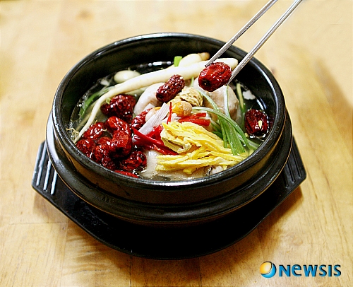 【대전=뉴시스】박희송 기자 = 산림청(청장 정광수)은 "삼계탕에는 국산 대추와 밤이 들어가야 그 효과를 극대화 할 수 있다"며 대추·밤의 효능을 알리는 데 적극 나서고 있다.&nbsp; 사진은 삼복 무더위 보양음식의 대명사인 삼계탕. (사진=산림청 제공)&nbsp; photo@newsis.com 