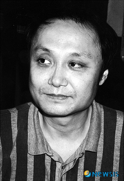 【서울=뉴시스】이재훈 기자 = 작가 고종석(51)이 17년 만에 내놓는 장편소설을 웹진에 연재한다.&nbsp; 16일 인터파크INT 도서부문에 따르면, 고씨는 12일부터 인터파크도서 웹진인 ‘북&[앤]’에 소설 ‘독고 준’ 연재를 시작했다. 1993년 첫 장편소설 ‘기자들’을 발표한 이후 17년 만에 쓰는 장편이다.&nbsp; 소설 ‘광장’으로 유명한 최인훈(74)이 미처 끝내지 못한 ‘독고준’ 3부작의 완결판이기도 하다. ‘독고준’은 최씨가 1960년대에 쓴 소설 ‘회색인’과 ‘서유기’의 주인공이다. 북한 W시에서 중학교를 다니다 6·25 동란 때 남으로 내려온 인물이다.&nbsp; 고씨는 두 연작 장편 이후 3부작을 완성하지 못한 채 병상에 있는 최씨를 대신해 ‘독고준’ 3부작을 완성키로 했다. ‘서유기’ 이후 독고준의 삶을 상상하며 썼다.&nbsp; 고씨는 “‘독고준’은 최인훈 선생의 ‘회색인’, ‘서유기’와 밀접한 관련이 있는 한편 ‘독고준’과 그의 딸 ‘원’의 관념과 생활을 그린 독립적 작품이기도 하다”며 “젊은 시절 ‘회색인’과 ‘서유기’를 읽고 난 이후에 ‘독고준’이 살아갈 삶이 궁금했었다”고 밝혔다.&nbsp; 이어 “장년기 이후의 ‘독고준’에 대해서 상상의 놀이를 해오다 소설로 옮기고 싶은 욕망을 가졌다”며 “결국 이렇게 기록으로 남기게 됐다”고 집필 동기를 전했다.&nbsp; ‘독고준’은 약 6개월간 연재된다. 월~금요일 주 5회 업데이트될 예정이다.&nbsp; realpaper7@newsis.com 