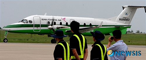 【양양=뉴시스】김경목 기자 = 16일 강원 양양국제공항 관계자들이 코리아 익스프레스 에어사의 여객기가 양양국제공항 국내선 활주로에 들어오는 모습을 바라보고 있다.&nbsp; photo31@newsis.com