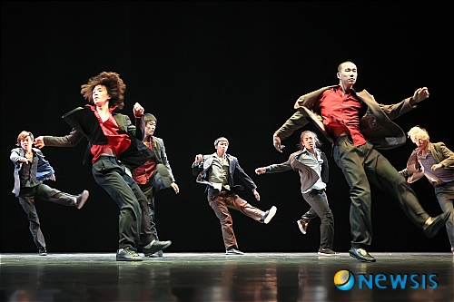 【서울=뉴시스】 김창언 기자 = 창작춤집단 목의 김종덕대표가 예술감독을 맡고 있는 기획공연 2010 노원댄스시리즈가 노원문화예술회관 대공연장에서 13일부터 17일까지 공연되고 있다.&nbsp; 16일에는 일본 우에다 나나코의 'f.ex'와 안지형 안무의 '숨(su:m)', 그리고 LDP무용단의 'No Comment'가 공연되었다. 사진은 LDP무용단의 'No Comment'의 공연장면.&nbsp; aoaoa@paran.com 