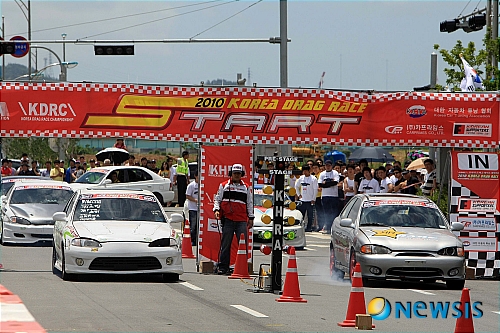 【무안=뉴시스】배상현 기자 = 10월 22일부터 24일까지 전남 영암에서 열리는 `포뮬러원(F1) 코리아 그랑프리'대회 개막 D-100일을 앞두고 18일 전남 목포시 옥암지구 서해지방해양경찰청 앞 도로에서 '드래그 레이싱'이 열렸다. (사진=전남도청 제공)&nbsp;&nbsp; praxis@newsis.com 