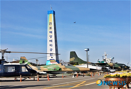 【군산=뉴시스】고석중 기자 = 전북 군산시 원도심의 대표 관광지인 진포해양테마공원이 퇴역한 육·해·공 군장비 13종 16대를 전시하고 있다.&nbsp; 위봉함내에는 4D입체영상관을 비롯 전쟁기념관, 진포대첩관, 병영생활체험관 등 5개의 전시·체험시설이 갖춰졌다. <관련기사 있음>&nbsp; k9900@newsis.com