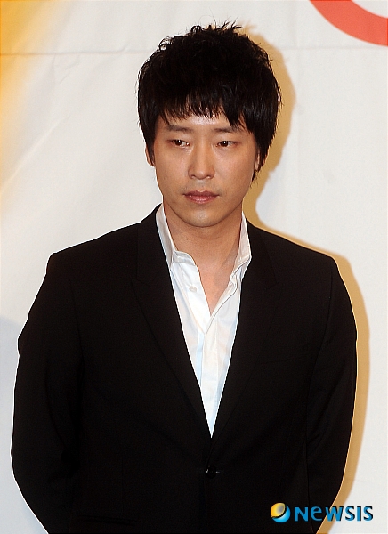 【서울=뉴시스】박종민 기자 = 배우 엄기준이 20일 오후 서울 상암동 CJ E&M에서 열린 연극 '클로져(CLOSER)' 제작발표회에서 포토타임을 갖고 있다. jmc@newsis.com