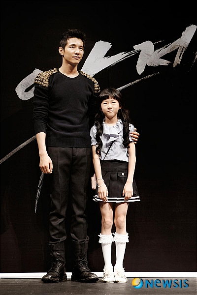 【서울=뉴시스】이현주 기자 = 배우 원빈(33)이 주연한 영화 ‘아저씨’가 ‘18세 이상 관람가’ 판정을 받았다. 여주인공 김새론(10)은 영화를 보지 못하게 됐다.&nbsp; 아픈 과거를 안은 채 숨어서 살아가는 전직 특수요원 원빈이 납치당한 유일한 친구인 이웃집 소녀 김새론을 구하기 위해 세상에 나오는 얘기다.&nbsp; 영상물등급위원회는 “주제, 내용, 대사, 마약 묘사 등 영상의 표현에 있어 직접적이며 자극적으로 표현하고 있어 청소년들에게는 관람이 허용되지 않는 영화”라고 판단했다.&nbsp; 영화사 측은 “8월5일 개봉이라 아직 편집 중이긴 하다. 하지만 15세 이상 관람가를 받기 위해 무리하게 편집하진 않을 것”이라고 전했다.&nbsp;&nbsp; lovelypsyche@newsis.com