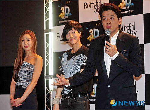 【서울=뉴시스】박세연 기자 = 21일 오후 서울 삼성동 메가박스에서 열린 소니와 함께하는 로티플스카이 3D 쇼케이스에서 이사강 감독(왼쪽부터), 가수 로티플스카이, 배우 류시원이 기자간담회를 갖고 있다. 이번 쇼케이스르 통해 13살에 '웃기네'란 곡으로 가수 데뷔했던 하늘이 9년만에 로티플스카이란 이름으로 새출발을 하며 프로듀서는 류시원이 소니기술로 만든 3D뮤직비디오는 이사강 감독이 참여했다. psy5179@newsis.com