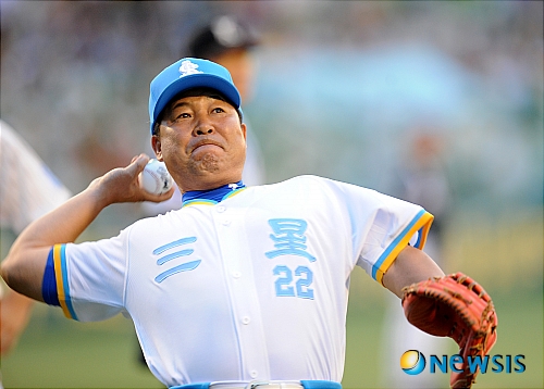 【대구=뉴시스】이동원 기자 = 2010 CJ마구마구 프로야구 올스타전이 24일 오후 대구야구장에서 열렸다.&nbsp; 이만수가 팬들에게 사인볼을 던져주고 있다.&nbsp; dwlee@newsis.com 