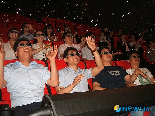 【서울=뉴시스】진현철 기자 = 복합상영관 CGV가 22일 부산과 대전에 각각 아이맥스관과 4D플렉스 전용관을 개관했다.&nbsp; CGV 부산 서면 아이맥스관은 용산, 왕십리, 일산, 광주터미널, 대구에 이어 6번째다. 209㎡(19x11m) 규모 300석이다. 아이맥스 전용관이지만 상영관 안에 40석 규모의 4D 특별석도 따로 마련, 시청각 효과와 함께 5감으로 영화를 느낄 수 있도록 했다.&nbsp; CGV 서면관 오픈을 기념, 26~28일 CGV멤버십 회원을 대상으로 시사회를 연다. 8월5일부터는 아이맥스 3D에 4D효과까지 적용된 애니메이션 ‘토이 스토리3’를 상영한다.&nbsp; CGV는 앞서 지난 3월 아이맥스사와 기존 필름 기반의 시스템을 디지털로 전환하고 향후 10개 상영관을 증설하는 것을 골자로 상호 협약했다. 부산에 이어 올해 안으로 인천에 아이맥스관을 추가 개설할 예정이다.&nbsp; CGV 대전은 영등포, 용산, 강변, 상암에 이은 5번째 4D플렉스 전용관이다. 지방 첫 4D플렉스 개관이다.&nbsp; CGV는 대전 4D플렉스관을 시작으로 부산, 대구, 일산, 죽전 등지에도 4D플렉스를 증설해 금년 내 전국에 10개관 이상의 4D플렉스관을 확보할 계획이다. CGV 대전은 8월4일까지 올들어 개봉된 4D 화제작들을 모아 앙코르 상영회를 마련한다.&nbsp; agacul@newsis.com