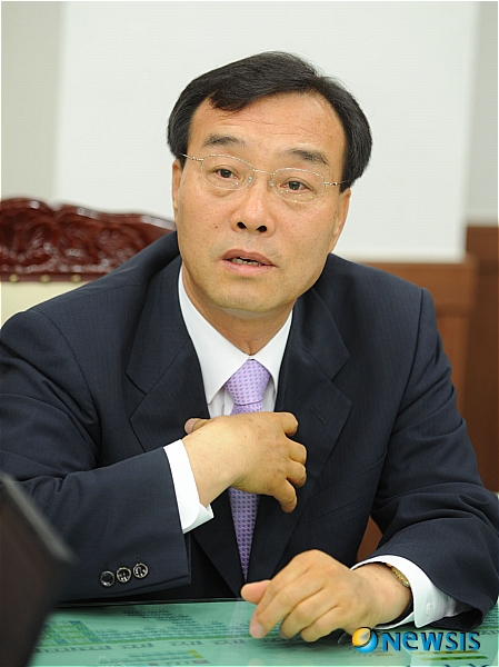 【고창=뉴시스】신홍관 기자 = 군청 여직원에 성희롱 발언을 했다는 혐의로 논란을 겪고 있는 이강수 전북 고창군수가 28일 집무실에서 자신의 입장에 대해 설명하고 있다. <관련기사 있음>&nbsp; shong@newsis.com