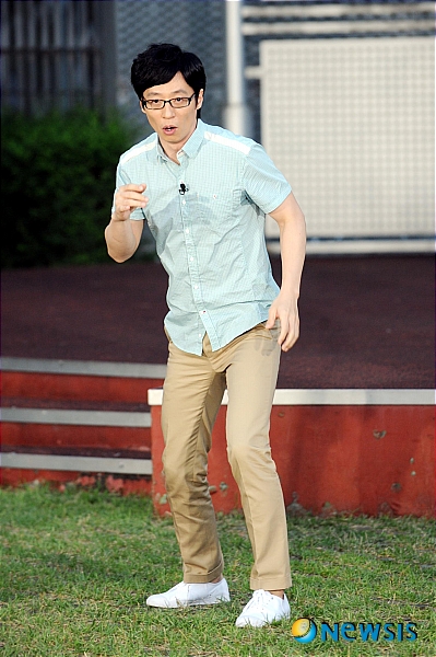 【서울=뉴시스】이현주 기자 = “유재석은 기본적으로 팀원이다. 하지만 전체 멤버들의 정신적인 지주라 리더이기도 하다. 정말 열심히 노력하는 사람이다.”&nbsp; SBS TV ‘런닝맨’의 조효진 PD가 28일 MC 유재석(38)의 비중을 강조했다.&nbsp; “유재석은 정말 열심히 하고 있다. 그 사람은 X맨 때도, 패밀리가떴다 때도, 항상 열심히 한다. 팀원이자 진행자의 역할을 동시에 하는 것이 어려운 게 사실이다. 처음부터 그를 리더로 잡았던 것은 아닌데 워낙 그는 전체를 아우르는 느낌이 있어서 이렇게 (애매하게) 된 것 같다.”&nbsp; 아직 방송 초반이라 여러가지 가능성을 열어두고 있다. 시청률이 낮은 것에 대해서는 “지금은 다잡아가는 과정”이라며 “빨리 자리를 잡으면 좋겠지만 조급하게 생각하지는 않으려 한다”고 답했다.&nbsp; “조금은 미시적인 버라이어티를 해보고 싶었다. 기존의 리얼리티와는 다른, 게임이 가미된 리얼리티를 만들어보고 싶었다. 아직 시작 단계이니까 열심히 발전시켜서 시청자들이 쉽게 받아들일 수 있도록 노력하겠다.”&nbsp;&nbsp; lovelypsyche@newsis.com