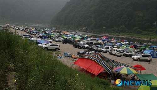 【춘천=뉴시스】한윤식 기자 = 본격적인 피서철을 맞아 도내 해변과 유명 계곡에는 피서를 즐기려는 관광객들로 연일 북적이고 있다. 3일 홍천군 서면 모곡 홍천강 유원지에서 무더위를 식히고 있는 관광객들. ysh@newsis.com