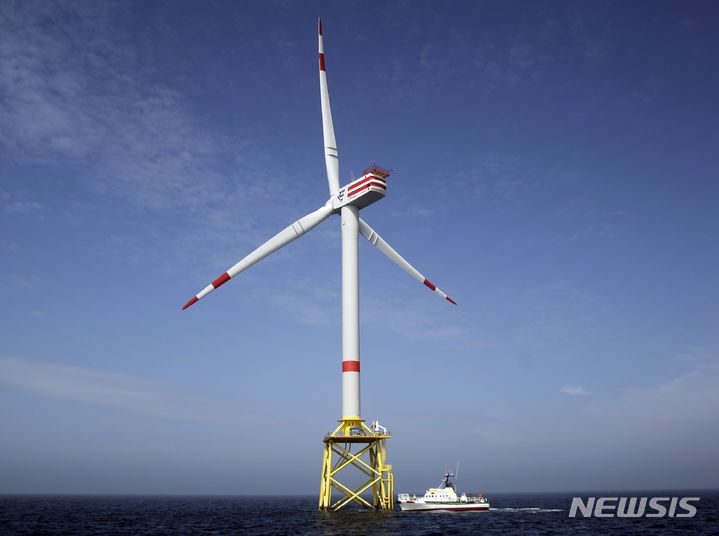 [노르트다이히=AP/뉴시스]독일 노르트다이히 해안에서 45㎞ 떨어진 북해에 있는 독일 최초의 해상풍력발전소. 2024.04.10.