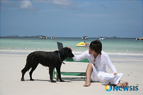 【서울=뉴시스】유상우 기자 = 가수 일락(32)이 디지털싱글 ‘조각입니다’를 5일 온라인 음악사이트에 걸었다.&nbsp; 파워풀 창법이 돋보인 지난 음반 ‘눈물이 왈칵’과 달리 부드러운 음색을 강조한 경쾌한 리듬의 곡이다. 뉴질랜드 민요 ‘포카레카레 아나’를 샘플링했다.&nbsp; 국내에 ‘연가’라는 제목으로 학창시절 추억과 향수의 번안가요로 잘 알려져 있는 노래다. 귀에 익숙하면서도 중독성 강한 멜로디 라인이 특징이다.&nbsp; 일락의 히트곡 ‘편한 사람이 생겼어’와 먼데이키즈의 ‘흩어져’를 작곡한 한상원이 새롭게 만들었다.&nbsp; 매니지먼트사 드림캐쳐뮤직은 “일락의 부드러운 음색과 멜로디, 래퍼 매직플로우의 랩을 비롯해 듀엣에 가까운 여자 코러스 파트가 더해진 아기자기한 곡 구성이 돋보인다”고 소개했다.&nbsp; swryu@newsis.com 