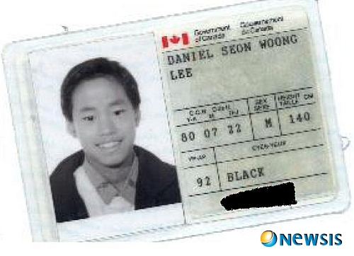 【서울=뉴시스】이재훈 기자 = 학력 시비를 겪고 있는 힙합그룹 ‘에픽하이’의 리더 타블로(30·이선웅)가 자신의 캐나다 시민권증을 공개했다. 타블로의 법률대리인인 법무법인 강호는 5일 “타블로가 1992년(12세)에 캐나다 시민권을 취득했다”며 “이 시민권을 취득할 당시부터 이미 대니얼 선웅 리(Daniel Seon Woong Lee)란 이름을 사용하고 있었다”며 캐나다 시민권증을 제시했다. 타블로 학력에 의혹을 제기하는 네티즌들은 타블로가 미국 스탠퍼드대학을 실제로 졸업한 대니얼 선웅 리의 이름을 도용한 것이라고 주장해왔다. 또 타블로가 시민권을 취득하기 위해 캐나다에 거주한 시기와 스탠퍼드대학을 다닌 시기가 일치한다고 공격하기도 했다. 강호는 “캐나다 시민권증을 공개하더라도 악의적인 사람들은 또 다른 허위 주장을 할 것을 예상하고 있다”며 “그들은 진실이 목적이 아니기 때문이다. 그럼에도 사생활의 영역인 시민권증을 공개하는 이유는 허위주장에 속은 분들이 소송에 휘말리지 않기를 바라기 때문”이라고 설명했다. “8일까지 타블로에 대한 모든 명예훼손적인 글을 삭제해 법적인 불이익을 받지 않길 요청한다.” 앞서 강호는 지난 2일 “타블로에 대한 악성 댓글을 지속적으로 남기거나 명예훼손과 관련된 글을 적극적으로 쓴 네티즌들에게는 강경대응할 방침”이라며 “단, 오늘부터 1주일 내에 타블로 및 그 가족에 대한 명예훼손적인 글과 댓글, 기사를 모두 삭제하면 소송에 휘말리지 않을 것”이라고 밝힌 바 있다. realpaper7@newsis.com