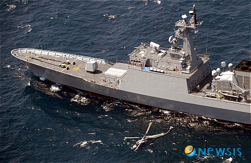 【서울=뉴시스】사진공동취재단 = 서해 합동 해상기동훈련이 펼쳐진 5일 최영함에서 대잠헬기인 링스가 출격하고 있다. photo@newsis.com