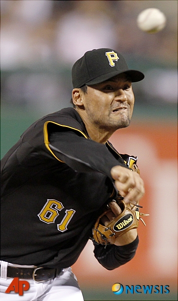 【피츠버그=AP/뉴시스】박찬호가 7일(이하 한국시간) 미국 펜실베이아주 피츠버그의 PNC 파크에서 열린 메이저리그(MLB) 콜로라도 로키스와의 경기에서 7회초 마운드에 올라 역투를 펼치고 있다.