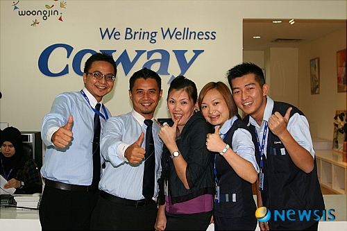 【쿠알라룸푸르=뉴시스】박상권 기자 = 웅진코웨이 말레이시아 법인 코디 및 스테프들이 화이팅을 외치고 있다.(사진=웅진코웨이 제공)/photo@newsis.com