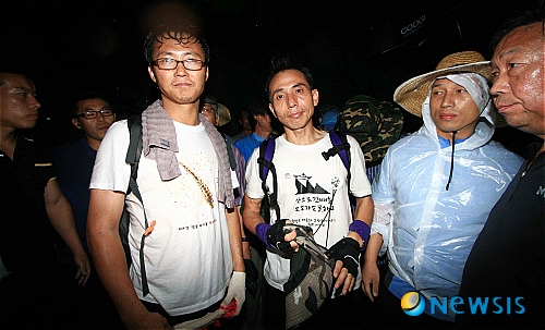 【창녕=뉴시스】김용만 기자 = ‘4대강정비사업 중단’을 촉구하며 이환문(42) 진주환경연합 사무국장과 최수영(왼쪽.40) 부산환경연합 사무처장이 경남 창녕군 길곡면 낙동강 함안보 타워크레인에 올라가 고공농성을 벌인 지 20일째인 10일 저녁 타워크레인에서 내려와 경찰에 연행되기 전 기자회견을 하고 있다.&nbsp; kim6969@newsis.com 