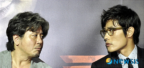 【서울=뉴시스】홍찬선 기자 = 영화 '악마를 보았다'시사회(감독 김지운)가 열린 11일 오후 서울 동대문 메가박스에서 주연배우인 최민식과 이병헌이 대화를 나누고 있다.&nbsp; mania@newsis.com 