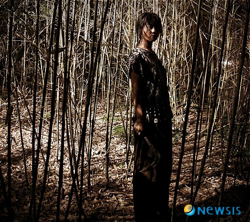 【서울=뉴시스】진현철 기자 = 영화 ‘김복남 살인사건의 전말’(감독 장철수)이 9월2일 개봉한다. 올해 칸 국제영화제 비평가 주간에 초청받아 호평받은 작품이다. 외딴 섬에서 마을 사람들에게 성적 학대와 더불어 노동력을 착취 당하는 여자 김복남(서영희)이 여섯 가구 주민 9명을 살해하는 복수극이다. 김복남의 비극적인 삶과 복수를 통해 타인의 일에 무관심하고 불친절한 현대인들에게 강렬한 메시지를 전하고자 한다. 지난달 제14회 부천 국제판타스틱영화제에서 작품상과 후지필름 이너타상을 받았다. 주인공 서영희(30)에게는 여우주연상을 안겼다. agacul@newsis.com