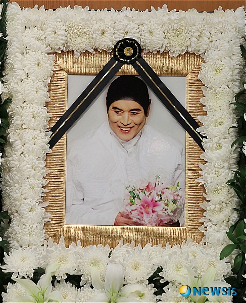 【서울=뉴시스】조수정 기자 = 12일 서울대학교병원 장례식장에 마련된 故 앙드레김 빈소의 영정.&nbsp; chocrystal@newsis.com