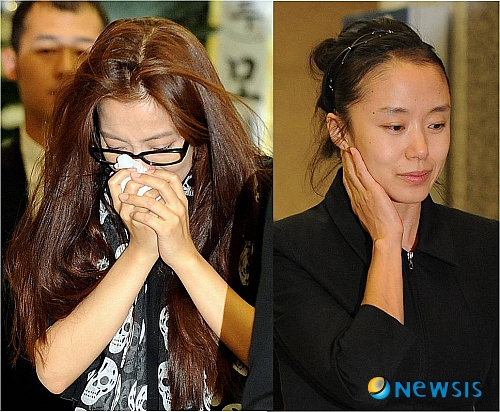 【서울=뉴시스】진현철 기자 = 12일 별세한 패션디자이너 앙드레 김(75)의 서울대병원 장례식장 빈소로 스타들의 조문행렬이 이어지고 있다. 앙드레김 패션쇼의 단골모델이었던 김희선은 13일 새벽 2시10분께 남편 박주영씨와 함께 왔다. 앞서 새벽 1시께는 전도연이 달려왔다. 김희선은 오열했고, 전도연도 눈시울을 붉혔다. 원빈은 12일 밤 11시40분께 장례식장을 찾아 유인촌 문화체육관광부 장관과 함께 고인의 넋을 위로했다. 심지호, 유재석, 노홍철도 유족과 슬픔을 나눴다. 이명박 대통령은 조화를 보내 패션계 원로의 타계를 애도했다. 앙드레김은 대장암에 폐렴이 겹쳐 12일 오후 7시25분 유명을 달리했다. 장례는 5일장으로 치러지며 발인은 16일 오전 6시다. 30년 넘게 거주한 서울 압구정 자택과 의상 작업실 등을 거쳐 충남 천안공원 묘원에 안치된다. agacul@newsis.com