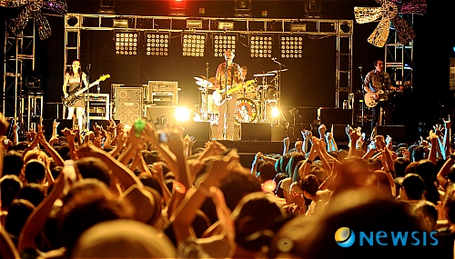 【서울=뉴시스】이재훈 기자 = 록밴드 ‘너바나’, ‘펄 잼’ 등은 1990년대 기존의 하드록과 차별된 얼터너티브 록을 대중화시켰다는 평을 듣는다. 이 명단에 절대 빼놓을 수 없는 팀이 있다. 당대를 풍미한 미국의 얼터너티브 록밴드 ‘스매싱 펌킨스(Smashing Pumpkins)’다.&nbsp; 14일 밤 서울 잠실 실내체육관에서 펼쳐진 스매싱펌킨스의 두 번째 내한공연은 그때 그 당시 이 팀의 향수로 그득 찼던 시간이었다.&nbsp; 스매싱펌킨스는 2000년 당시 한국 공연 직후 돌연 해체를 선언해 팬들에게 큰 아쉬움을 남겼다. 그러나 보컬 빌리 코건(43)을 중심으로 2006년 재결성했다.&nbsp; 이날 공연은 재결성한 스매싱펌킨스가 예전과 다를 게 없다는 것을 확인한 순간이었다. 코건 역시 새로운 팀과 함께 자신의 건재를 과시했다. 현장에 모인 3000여명의 팬들은 공연 내내 그의 귀한을 열렬하게 환호했다.&nbsp;&nbsp; ‘투데이(Today)’로 포문을 연 ‘스매싱펌킨스’는 ‘아스트럴 플랜스(Astral Planes)’, ‘아바 아도(Ava Adore)’, ‘어 송 포 어 선(A Song For A Son)’ 등을 연달아 들려주며 초반부터 무대를 뜨겁게 달궜다. 팬들 역시 벌써 공연의 절정인양 초반부터 열정적으로 방방뛰며 공연을 즐겼다.&nbsp; 코건은 퍼즈톤과 피드백 등의 기타 사운드를 사용하며 일렉트릭 기타 연주 실력을 뽐냈다. 특히, 이빨로 기타 줄을 물어뜯거나 무대 앞 모서리로 기타 줄을 튕기며 팬들이 환호작약하게 만들었다.&nbsp;&nbsp; 또 코건은 ‘위드 에브리 라이트(With Every Light)’ 등을 어쿠스틱 기타 연주로 들려주며 색다른 분위기도 연출했다. 코건은 “2000년 한국에서 펼쳤던 공연은 지금껏 가장 인상적인 공연 중의 하나”라고 말해 팬들의 환심을 샀다. 코건이 2000년 내한공연 때 왔던 사람들을 손들라고 하자 대부분의 팬들이 손을 들었다.&nbsp;&nbsp;&nbsp; 코건은 ‘제로(Zero)’, ‘댓츠 더 웨이 마이 러브 이즈(That’s The Way My Love Is)’, ‘투나잇, 투나잇(Tonight, Tonight) 등을 부르며 뜨거움을 이어갔다.&nbsp; 코건은 앙코르로 약 20분간 환상적인 기타실력을 뽐내며 무대를 마무리했다. 마지막으로 약 5분이 넘도록 팬들과 일일이 눈을 마주치려 애쓰며 인사를 하는 모습이 인상적이었다.&nbsp; 이날 현장에 모인 팬들은 대부분 스매싱펌킨스의 마니아였다. 곡을 준비하느냐 스매싱펌킨스가 잠시 연주를 멈춘 상황에서는 환호와 응원하며 여백을 채웠다. 30~40대 외국인 팬들이 꽤 많은 것도 눈길을 끌었다. 이들은 약 2시간 동안 얼터너티브 록의 매력에 흠뻑 빠져들었다.&nbsp; 그동안 세계에서 3000만장 이상의 앨범을 팔아치운 스매싱펌프킨스는 1988년 미국 시카고에서 결성됐다. 2000년 해체, 2006년 재결성 이후 2007년 앨범 ‘자이트가이스트(Zeitgeist)’의 수록곡 ‘둠스데이 클락(Doomsday Clock)’이 영화 ‘트랜스포머’(2007) OST에 포함되는 등 활약하고 있다.&nbsp; realpaper7@newsis.com 