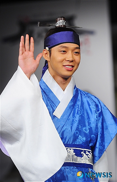 【서울=뉴시스】팽현준 기자 = 17일 오전 서울 광진구 광장동 쉐라톤 그랜드 워커힐 호텔에서 KBS드라마 성균관스캔들 제작발표회가 열린 가운데 주인공 박유천이 손을 흔들고 있다.&nbsp; jun2010@newsis.com 