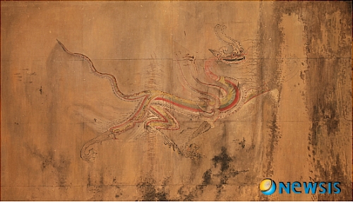 【서울=뉴시스】이재훈 기자 = 북에 있는 강서중묘(江西中墓)의 4신도를 한꺼번에 볼 수 있게 됐다.&nbsp; 모사품이지만 관람객이 강서중묘를 직접 방문하는 느낌이 들도록 구성했다.&nbsp; 국립중앙박물관(관장 최광식)은 17일부터 11월28일까지 선사 고대관 고구려실에서 고구려 후기 무덤벽화를 대표하는 강서중묘의 4신도를 모은 테마전 ‘강서중묘 사신도’를 펼친다. 6세기 이후 고구려 무덤 벽화에서 유일한 주제로 등장하기 시작한 4신(四神)을 통해 고구려인들의 미의식과 내세관을 이해하기 위해 마련됐다.&nbsp; 이번에 공개되는 벽화의 모사도는 무덤 벽화를 실물 크기 그대로 옮긴 것이다. 모사 작업은 1912년 제실박물관의 예산으로 이뤄졌다. 고구려 무덤벽화 모사도 중 가장 먼저 제작된 것이다. 이 때 제작된 강서중묘의 4신도와 천장 그림 모두가 국내에서 한 자리에 전시되는 것은 이것들이 세상에 알려진 지 100여년 만에 처음이다.&nbsp; 강서중묘는 UNESCO 지정 세계문화유산으러 등재돼 문화적 가치를 세계적으로 인정받고 있다. 이 무덤은 남포시 강서구역 삼묘리(三墓里) 마을 앞 평야 한 가운데에 자리하고 있는 3개 대형 무덤 중 하나다. 높이 약 8.5m의 대형 봉분을 가지고 있는 돌방무덤이다. 널길과 널방으로 이뤄진 무덤칸의 벽체는 아름답게 다듬은 질 좋은 대형 화강암을 사용해 축조했다. 특히, 널방의 입구 쪽 남벽을 제외한 세 벽면은 각기 한 장의 넓은 판석을 사용했다.&nbsp; 무덤의 널방 네 벽과 천장, 천장 고임에는 돌 벽면에 직접 벽화를 그려 무덤 내부를 장식했다. 벽화에는 4신, 하늘, 연꽃, 해와 달, 봉황 등 신령스러운 존재들이 등장한다. 하늘의 별자리와 네 방위를 관장하는 존재인 4신은 특유의 신비한 기운을 잘 드러내고 있다. 기품이 있고 힘찬 느낌의 조형미와 흰색·붉은색·녹색·황색 등을 적절히 배합해 표현한 색채 감각이 돋보인다. 남쪽 입구에 마주보고 나란히 서 있는 주작 한 쌍의 단아하고 세련된 자태와 포효하는 청룡·백호의 환상적인 분위기는 4신이라는 신령스러운 존재를 표현한다.&nbsp; 박물관은 “무덤을 수호하는 절대적 존재로서 사신이 등장하는 6세기 이후 고구려 무덤 벽화에는 사후 세계를 비현실적이고 추상적인 곳으로 인식했던 고구려인의 내세관이 담겨 있다”며 “이는 죽은 이후의 세계가 현세와 같은 방식으로 계속되리라는 믿음으로 생활풍속도를 벽화에 담았던 이전 시기와는 달라진 모습”이라고 설명했다.&nbsp;&nbsp; 한편, 이번 전시에서는 강서중묘 4신도뿐만 아니라 평양 지역과 지안(集安) 일대 고구려 무덤 벽화 속에 등장하는 4신도의 다양한 모습도 영상으로 소개한다.&nbsp; realpaper7@newsis.com