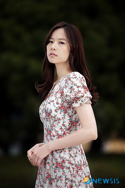 【고양=뉴시스】이현주 기자 = MBC TV 일일드라마 ‘황금물고기’에서 최근 악녀로 돌변한 탤런트 조윤희(28)가 ‘청춘의 덫’의 심은하(38)를 본보기로 삼았다고 털어놓았다. 조윤희는 17일 “이 작품을 시작할 때 롤모델을 하려고 심은하씨가 주연한 ‘청춘의 덫’을 찾아봤다”며 “최근 심은하씨와 비교하는 얘기들이 많이 나오는데, 기분 좋다”고 밝혔다. 악녀 연기는 처음이라 아직 낯설다. “나름대로 독한 눈빛을 연기한건데 감독이 더 강한 눈빛을 요구하더라”며 웃었다. 원래 성격은 이전에 맡았던 캐릭터들처럼 차분하고 참는 편이다. “그 전에는 한 번도 감정이 폭발하는 신을 찍은 적이 없는데 (황금물고기 중 배역인) 지민이는 격한 신이 굉장히 많다. 소리도 막 지르고 그러는데 연기 연습에 많은 도움이 되고 있다.” 이태곤(33)을 향한 사랑은 더 이상 없다. “원래 초반에는 애증이었는데 드라마가 진행될수록 사랑이 없어지는 것 같다”며 “아무리 사랑했어도 엄마를 정신병원에 보내고 아빠도 쓰러지고 이런 상황에서 그 사랑이 남기는 힘든 것 같다”고 받아들였다. 지민이 악녀는 아니라고 생각한다. 복수 때문에 눈이 멀었지만 시간이 흐른 다음에는 후회하고 원래의 착한 모습을 찾으리라는 짐작이다. “이태곤도, 나도 원래 악역은 아니다. 환경 때문에 그런 것인데…. 아마 나중에는 둘 다 반성하고 다시 원래대로 돌아가지 않을까.” lovelypsyche@newsis.com