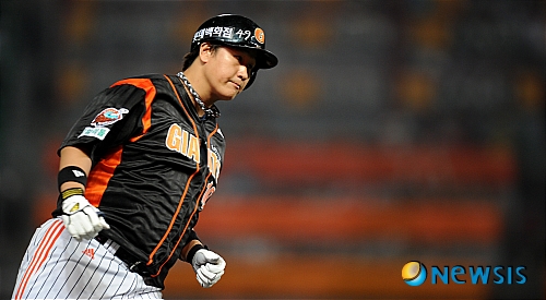 【인천=뉴시스】허상욱 기자 = 17일 오후 인천 문학야구장에서 열린 2010 프로야구 SK 와이번스와 롯데 자이언츠와의 경기에서 5회초 롯데 공격, 1사 이대호가 좌월 솔로홈런을 치고 그라운드를 돌고 있다. wook@newsis.com