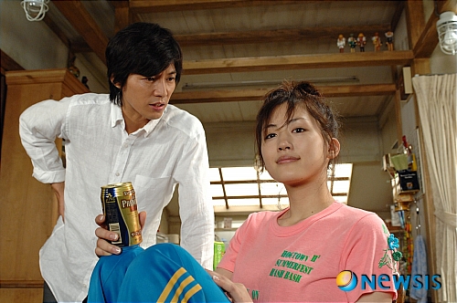 【서울=뉴시스】유상우 기자 = 케이블채널 패션앤이 24일부터 월·화요일 밤 11시에 일본 드라마 ‘호타루의 빛’을 방송한다.&nbsp; 동명 만화가 원작인 ‘호타루의 빛’은 만사가 귀찮고 연애에는 무관심한 ‘호타루’(아야세 하루카)에게 어느날 사랑이 찾아오면서 벌어지는 로맨스를 코믹하게 그린 드라마다.&nbsp; 호타루는 퇴근 후 축 늘어진 T셔츠에 운동복 차림으로 맥주만 찾으며 굴러다니기를 좋아하는 무미건조한 여자다. 호타루의 별명 ‘건어물녀’는 ‘연애세포가 말라죽은 여성’이라는 뜻의 신조어가 되면서 일본과 한국의 20, 30대 사이에서 유행하기도 했다&nbsp; ‘호타루의 빛’은 시즌2가 제작돼 일본 NTV에서 방송 중이다.&nbsp; 패션앤은 시즌1에 이어 9월부터 시즌2를 내보낼 예정이다.&nbsp; swryu@newsis.com