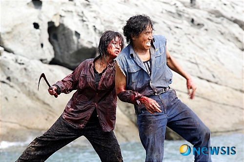 【서울=뉴시스】진현철 기자 = 인간은 고독한 존재다.&nbsp; 지난 3월 입적한 법정의 말이다. 순간순간 살고 있는 것이 인간의 삶인지 스스로에게 물으면서 삶을 만들어가야 하므로 고독한 존재라는 것이다.&nbsp; 영화 ‘김복남 살인사건의 전말’(감독 장철수)이 이 점을 상기시킨다.&nbsp; 남의 일에 신경쓰기 싫어하고 자기만 생각하는 신경질 가득한 해원(지성원)은 스트레스에 찌든 도시녀를 대표한다. 업무 스트레스와 관심없는 폭력 사망사건의 목격자가 되는 등 세상에 시달리던 해원은 머리도 식힐 겸 어린 시절 외할아버지의 고향 무도를 찾는다.&nbsp; 그곳에는 태어나서 한번도 뭍으로 나온 적이 없는 유년기의 친구 복남(서영희)이 살고 있다. 6가구 9명이 거주하는 무도에서 복남은 일에 치이고, 남편에게 매를 맞고, 시동생에게는 성 노리개가 돼있다. 아이 때문에 모진 억압과 고통을 감내하는 복남은 자신과 아이의 탈출을 도와줄 희망을 해원에게서 찾지만, 원하는 바를 얻기란 그리 녹록지 않다.&nbsp; 영화는 평온한 바다의 물결같은 잔잔함과 폭발적인 폭력성의 분출을 동시에 절묘하게 보여준다. 일견 평화로운 듯한 무도의 배경은 전형적인 촌의 풍경이다. 하지만 그 안에 감춰진 추잡함과 폭력이 드러날 때는 화산과도 같다.&nbsp; 그간 받아온 핍박과 고통이 고스란히 드러나는 복남의 복수는 영화의 중반에 이르러서야 시작된다. 독기를 배제한 채 정신이 나간 듯 멍해 보이는 눈빛으로 아무렇지도 않게 저지르는 살인이라 더욱 섬뜩하다.&nbsp; 자신을 해방시켜줄 유일한 구원의 대상으로 여긴 해원에게마저 냉정히 거절 당한 복남의 복수는 결국 고독한 인간의 표상이다. 기대감은 산산조각 나고, 자신이 살아야 하는 이유였던 ‘존재’마저 잃어버린 그녀는 철저히 혼자가 됐기 때문이다.&nbsp; 복남의 행위는 결국 세상의 모든 일에 무관심하고 자신만을 챙기던 해원을 변화시키지만, 영화는 복남과 해원이 외롭고 고독한 인간이었음을 비참하게 전한다.&nbsp; 감독의 첫 장편 데뷔작인 영화의 영상은 투박한 면도 있다. 그러나 연출에서는 섬세함을 놓치지 않으려 노력한 흔적이 역력하다. 마을 사람들을 낫으로 살해하고 목을 자르는 장면, 물고랑을 타고 흐르는 피, 살인을 한 뒤의 “된장 바르면 나아유. 안 아프주?”라는 대사 등은 영화를 잔혹 스릴러로 규정하는 것들이다.&nbsp; 신체를 노출하고, 강간을 당하고, 벌을 치고, 구타를 당해가며 몸을 아끼지 않은 서영희의 호연이 돋보인다. 무도의 순박한 여인을 완벽하게 연기한 서영희, 쌀쌀맞고 차가운 도시여성을 실감나게 보여준 지성원의 호흡도 부드럽다.&nbsp; 2010 칸 국제영화제 비평가 주간에 초청받아 호평받은 영화다. 2010 부천 국제판타스틱영화제에서는 작품상 등 3개 부문상을 따냈다. 9월2일 개봉.&nbsp; agacul@newsis.com