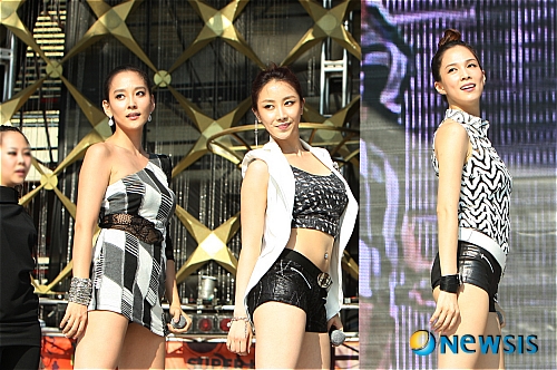 【서울=뉴시스】이재훈 기자 = SM엔터테인먼트는 우리나라 아이돌 그룹의 터전을 닦은 대형 매니지먼트사다. 잘나가는 아이돌 그룹을 한데 모아서 보여줄 수 있는 여건과 저력을 갖고 있다.&nbsp; 2008년 SM타운 라이브라는 브랜드는 그렇게 만들어졌다. 아이돌을 한꺼번에 모아 다양한 레퍼토리를 선보이는, 마치 종합선물세트 같은 공연을 선보이기 위해서다.&nbsp; 21일 오후 4시부터 서울 올림픽 주경기장에서 펼쳐진 ‘SM타운 라이브-10 월드투어’는 어마어마한 규모를 자랑한 대형 종합선물세트 같았다. 폭염보다 더 뜨거운 열기가 무대와 객석 위에서 뿜어져 나왔다.&nbsp; 국민 걸그룹으로 손꼽히는 ‘소녀시대’부터 보아, ‘슈퍼주니어’, 강타 등 SM를 대표 하는 소속 가수 50여명이 장장 6시간 동안 78곡을 선보였다.&nbsp; 국내외 활동을 중단한 그룹 ‘동방신기’의 유노윤호와 최강창민, 그룹 ‘샤이니’, f(x), ‘천상지희 더 그레이스’, ‘틴팁파이브’, 록밴드 ‘트랙스’, 추가열, 송광식, 장리인, 슈퍼주니어-M의 조미, 제이민 등이 함께했다. 탤런트 김민종, 아라, 연희 등 SM 소속 연기자들의 색다른 무대도 선보였다.&nbsp; 3만5000여명의 팬들은 자신들이 좋아하는 가수뿐 아니라 무대에 오른 모든 가수들에게 아낌없는 환호 세례와 박수갈채를 보냈다.&nbsp; 첫 무대는 일본에서 활동하는 제이민이었다. 영어·일본어에 능숙하고 록과 재즈, 스탠더드, 팝 등 다양한 음악장르를 넘나드는 그녀는 ‘샤인’과 ‘울어도 되나요’를 불렀다.&nbsp; 이어 2년 동안 공백기를 가진 ‘천상지희 더 그레이스’가 나왔다. ‘열정’과 ‘한번더, OK’를 부르며 그 동안 보지 못해 아쉬워하던 팬들을 달랬다.&nbsp; SM 소속 중 제일 연장자인 통기타 가수 추가열은 직접 어쿠스틱 기타를 치며 자신의 히트곡 ‘행복해요’를 들려줬다. SM 같지 않은 색다른 무대였다. 슈퍼주니어의 성민과 함께 팝송 ‘저스트 웬 아이 니드 유 모스트’를 불러 팬들의 환호성을 자아내기도 했다.&nbsp; 망막색소변성증이란 희소병을 앓고 있는 틴틴파이브의 이동우는 자신의 딸을 위한 노래 ‘지우의 꿈’을 불러 팬들의 큰 박수갈채를 받았다. 이어 틴틴파이브의 다섯 멤버가 모두 무대로 등장해 ‘청춘’을 들려줬다.&nbsp; 다음은 SM의 떠오르는 f(x) 무대였다. 다리를 다친 멤버 엠버가 빠졌지만, ‘라차타’, ‘츄~♡’ 등 히트곡을 특유의 앙증맞은 댄스와 함께 선보였다.&nbsp; 특히, 두 노래 사이에 자매지간인 소녀시대의 제시카와 f(x)의 크리스탈이 팝스타 케샤의 ‘틱 톡’을 함께 불러 눈길을 끌었다. 바비 인형을 닮은 두 자매는 외모뿐만 아니라 가창력 대결을 벌이며 환상적인 무대를 펼쳤다.&nbsp; 이어 장리인, 강타, 김민종 등 솔로가수들의 무대가 펼쳐지며 숨을 돌리는 틈이 만들어졌다. 강타와 아라, 샤이니의 태민과 이연희가 각각 ‘7989’와 ‘슬로우모션’으로 듀엣 무대를 선사하기도 했다.&nbsp; 다음은 샤이니의 히트곡 퍼레이드였다. ‘누난 너무 예뻐’, ‘줄리엣’ 등을 활기찬 안무와 함께 들려줬다. 트랙스는 ‘가슴이 차가운 남자’ 등을 불렀다. 트랙스는 슈퍼주니어의 희철, 려욱과 함께 아이비의 ‘유혹의 소나타’를 록스타일로 들려주기도 했다.&nbsp; 샤이니의 종현과 슈퍼주니어의 예성은 플라이투더스카이의 ‘시 오브 러브’, 슈퍼주니어의 은혁·신동과 샤이니의 민호·키는 ‘A-Yo’를 들려주며 색다른 무대를 선보였다. 특히, 슈퍼주니어의 규현과 소녀시대의 서현은 애니메이션 ‘오세암’ OST인 ‘마음을 다해 부르면’을 부르며 서로의 손을 잡고 마무리해 팬들의 시기심 어린 환호를 이끌어내기도 했다.&nbsp; 드디어 날이 어둑어둑해질 무렵 소녀시대가 등장했다. ‘런 데빌 런’과 ‘동화’, ‘키싱 유’ 히트곡 퍼레이드를 펼쳤다. 팬들의 환호성은 더욱 커졌고 본격적으로 조명이 뿜어져나오기 시작하면서 공연장은 더욱 열광의 도가니로 변해갔다. 슈퍼주니어가 그 바통을 이어받아 ‘미인아’, ‘미라클’ 등을 부르며 팬들을 환호작약하게 만들었다.&nbsp;&nbsp; 이날의 주인공은 8월25일로 데뷔 10주년을 맞는 보아였다. 정규 4집 타이틀곡 ‘마이 네임’으로 포문을 연 보아는 환상적인 퍼포먼스를 선보였다. 보아는 자신의 팬클럽 ‘점핑 보아’ 1기 출신인 샤이니의 키와 함께 미국 정규 1집 ‘아이 디드 잇 포 러브(I did it for love)’를 불렀다.&nbsp; SM 소속 모든 가수들이 나와 보아 10주년을 축하해주는 파티를 벌이기도 했다. 특히, 샤이니 멤버 민호는 보아에게 케이크 세례를 퍼부었다.&nbsp; 보아는 메이크업하는데 시간이 오래 걸렸다며 잠시 투덜댔지만 동료와 선후배들의 축하를 기꺼이 웃음으로 받아들였다. 보아와 SM 가수들은 보아 정규 2집 타이틀곡이자 그녀의 최고 히트곡인 ‘No.1’을 함께 부르며 감동적인 무대를 선사하기도 했다. 하지만 이 모든 것은 고작 1부의 내용에 지나지 않았다.&nbsp;&nbsp; 10분 정도의 인터미션을 가진 뒤 슈퍼주니어와 소녀시대 등 각 팀은 번갈아 가며 각자의 히트곡을 들려줬다. 팬들은 모든 노래를 따라 부르며 매 순간을 만끽했다.&nbsp; 특히, 슈퍼주니어의 은혁·동해·신동, 샤이니의 키·태민, 소녀시대의 효연·윤아·유리·수영, f(x)의 루나·수영 등은 모두 한 무대에 올라 댄스 퍼포먼스를 선보이기도 했다.&nbsp; 드디어 믹키유천·시아준수·영웅재중 등 멤버 3명과 SM의 전속계약 분쟁으로 국내외 활동을 중단한 동방신기의 유노윤호와 최강창민이 무대에 올랐다.&nbsp; 이들은 이번 행사를 위해 준비한 신곡 ‘맥시멈’과 ‘미로틱’ 등 기존 히트곡을 메들리며 들려주며 팬들로부터 ‘동방신기’의 연호가 쏟아져 나오게 만들었다.&nbsp; 이어 소녀시대가 ‘지(Gee)’를 부르는 등 각 팀의 자신들의 히트곡을 번갈아 들려줬다. 이후 SM 아이돌 그룹 원조인 ‘H.O.T’의 ‘빛’을 부르며 이날 공연의 대장정을 마무리했다.&nbsp; 공연은 전체적으로 짜임새 있고 화려했지만, 옥에 티도 눈에 띄었다. 특히 30도를 웃도는 폭염으로 인해 전력 공급에 문제가 빚어지면서 공연 초반에 LED 영상이 꺼져 공연이 몇차례 중단되기도 했다. 이에 따라 당초 오후 10시까지 진행될 예정이었던 공연이 11시께나 돼서야 마무리됐다.&nbsp;&nbsp; 월드투어로 기획된 이날 공연은 이날 서울을 출발, 9월4일 미국 로스앤젤레스 스테이플스센터, 9월11일 중국 상하이 홍커우체육관으로 이어진다. 2011년 1월 일본 도쿄 등 아시아 주요 도시로 투어를 이어갈 예정이다.&nbsp;&nbsp; realpaper7@newsis.com