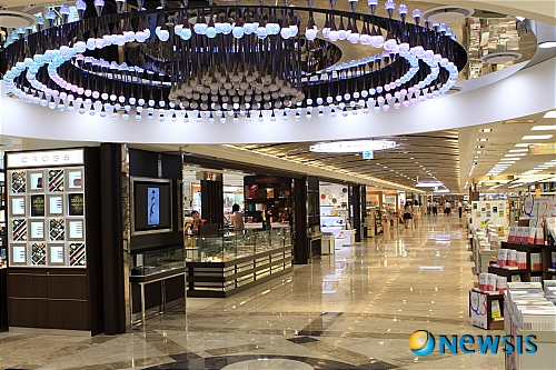 【서울=뉴시스】이재훈 기자 = 교보문고 광화문점이 5개월에 걸친 리노베이션을 마무리하고 27일 다시 문을 연다.&nbsp; 광화문점은 4월1일부터 더 나은 독서환경을 위한 리노베이션을 벌여왔다. ‘꿈꾸는 사람들의 광장’이라는 뜻의 ‘드림 스퀘어’를 주제로 꾸며졌다.&nbsp; 올해 창립 30주년을 맞이한 교보문고의 김성룡 대표는 25일 “광화문점은 오프라인 서점의 전통적인 기능인 소통과 디지털시대에 맞는 미래를 아울러 소통하는 미래형 서점으로 다시 태어날 것”이라고 밝혔다.&nbsp; 가장 먼저 눈에 들어오는 공간은 통섭 매장이다. 정기적으로 테마를 선정해 유명 인사들의 추천도서를 서재 형식으로 꾸미는 장소다. 구서재(九書齋)와 삼환재(三患齋)로 나뉜다. 구서재는 조선후기 실학자이자 규장각 검서관인 간서치(看書癡) 이덕무의 서재이름을 본 땄다. 삼환재는 조선 성리학의 대가인 채지홍의 서재 이름이다.&nbsp; ‘배움(BAEUM) 아카데미’는 사람과 책이 만나고 소통하는 장소다. 95.8㎡ 크기의 공간으로 독자가 저자를 만날 수 있는 자리를 상시 운영한다.&nbsp; 주문형 출판 코너인 책공방(POD; Publish On Demand) 서비스도 눈길을 끈다. 이 공간에서는 품절·절판 도서를 복간시키는 한편 전자책을 현장에서 내려 받을 수 있게끔 했다. 종이책의 미래를 디지털기술로 구현해내는 곳이다. 인터넷 블로그에 올린 글을 모아 책을 편집하는 등의 개인 출판, 시집이나 단편소설 모음집, 신문 스크랩북, 그림 제본 등을 편집하는 맞춤 출판도 가능하다.&nbsp; 46인치 모니터에 종합안내시스템을 구축한 ‘디지털 종합안내시스템’은 추천도서와 주변 지도, 교통 안내, 날씨, 맛집 등의 생활 정보를 보여준다. 강연회 사인회 등의 이벤트, 매장안내 등의 정보도 제공한다.&nbsp; 매장 내 출판물 광고도 기존의 종이광고가 아닌 DID 모니터기기를 통한 영상 광고로 제공된다. 지하도 출입구에도 소형 모니터와 LED 전광판으로 전시관을 만든다.&nbsp; 매장 천장의 높이는 기존의 2.6m에서 2.9m로 높였다. 광화문점의 특색이던 천장 봉은 메인 출입구 쪽에 설치미술가 안종연씨의 ‘좌화취월(坐化翠月)’이라는 작품으로 변모했다.&nbsp; 상품 진열 방법은 기존의 쌓아두는(stock) 형식의 진열에서 보여주는(face) 형식의 진열로 바뀐다. 독서마법사학교를 신설, ‘책을 읽는 것이 곧 마술’이라는 콘셉트로 무료 독서상담 서비스도 진행한다.&nbsp; 또 종로1가 방향으로 개방 형식의 입구인 ‘선큰 가든(Sunken Garden)’을 조성, 광장으로서의 기능을 부여하며 접근도를 끌어 올렸다. 선큰가든 옆에는 앉아서 쉴 수 있는 공간도 조성했다. 광화문점은 이 공간에서 다양한 문화행사를 펼칠 계획이다.&nbsp; 김 대표는 “온라인에서의 관계 맺기가 활발해질수록 오프라인에서의 소통도 더욱 중요해질 것”이라며 “교보문고 광화문점을 저자와 독자가 만나는 등 오프라인 서점의 전통적인 향수를 느낄 수 있는 장소로 만들어나가겠다”고 강조했다.&nbsp; 서울 종로1가 교보생명빌딩 지하 1층에 터를 잡은 교보문고 광화문점은 1981년 6월1일 단일 층으로는 최대 면적인 1100평 규모로 문을 열었다. 당시 6만5000종 50만권을 보유했다. 현재는 50만종 100만권을 보유하고 있다.&nbsp; 광화문점에 대한 전면적인 리노베이션은 1991년 이후 처음이다. 1992년 5월30일 재오픈 당시 11만 명의 인파가 몰리기도 했다. 이번 리노베이션 이전까지는 하루 3만명이 방문, 연평균 1500만명이 광화문점을 찾았다.&nbsp; 한편, 광화문점은 재개점을 기념, 다양한 행사를 벌인다. 오픈전야제로 26일 오후 7시30분 광화문 교보빌딩 23층 컨퍼런스홀에서 소설가 신경숙씨와 함께 테마 북콘서트를 연다. 영화평론가 이동진, 영화배우 유지태, 작곡가 노영심씨 등이 참여한다.&nbsp; 재개점일인 27일 매장 내 구서재에서는 작가 박완서씨가 사인회를 마련한다. 이후 매주 토요일 신경숙, 공지영, 이외수, 황석영씨 등 인기 작가들의 릴레이 사인회가 뒤따른다.&nbsp; 28일부터는 광화문광장 해치마당에서 작가와 함께하는 예술콘서트가 진행된다. 소설가 이문열, 사진가 조선희, 시인 김경주, 소설가 천명관씨 등이 독자들과 대화한다.&nbsp; 또 한국문화예술위원회와 공동으로 28일부터 9월12일까지 해치마당에서 자선행사 ‘2010 예술인 사랑나눔 문학캠페인 책, 나눔에 스미다’를 진행한다.&nbsp; 이와 함께 9월30일까지 저자 친필사인 도서전을 열고, 구매 독자들 중 추첨을 통해 독자들의 서재를 꾸며준다.&nbsp; realpaper7@newsis.com 