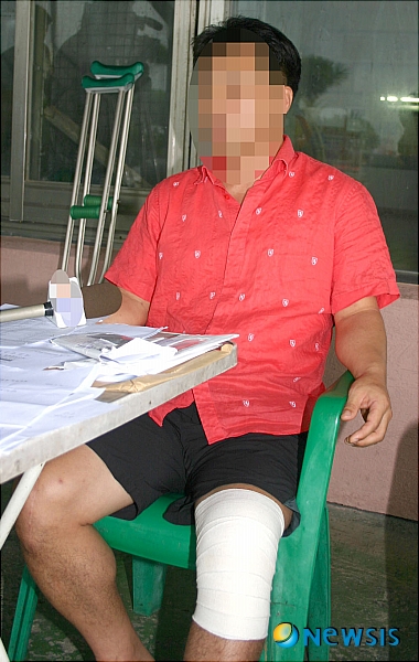 【전주=뉴시스】신홍관 기자 = 교도소 수감중 무릎 통증을 호소했지만 수일간 방치하다 병원으로 이송돼 수갑을 채운 채 수술을 받는 등 인권침해를 당했다는 정모씨가 26일 뉴시스와 인터뷰에서 자신의 피해사실을 밝히고 있다. 정씨는 왼쪽 다리를 아직 사용치 못해 목발신세를 지고 있다. <관련기사 있음>&nbsp; shong@newsis.com