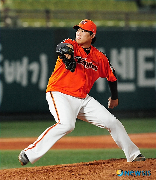 【서울=뉴시스】이동원 기자 = 26일 오후 목동야구장에서 열린 2010프로야구 넥센히어로즈와 한화이글스의 경기에서 한화 선발 류현진이 역투하고 있다. dwlee@newsis.com