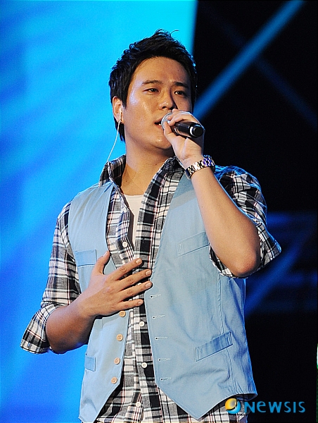 【서울=뉴시스】박종민 기자 = SG워너비 김용준이 28일 저녁 서울 월드컵경기장에서 열린 '2010 tbs 행복콘서트 서울'에 참석, 열창하고 있다.&nbsp; jmc@newsis.com