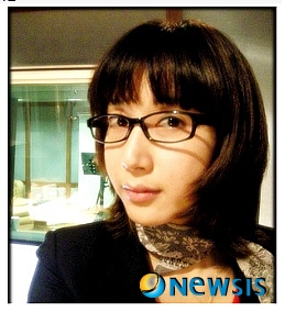 【서울=뉴시스】이재훈 기자 = 가수 태진아(57·조방헌)의 아들인 이루(27·조성현)와 이루의 전 애인이었다는 작사가 최희진(37)씨의 이별과정을 둘러싼 공방이 점입가경이다.&nbsp; 이루의 1집 곡 ‘미안해’를 작사한 최씨가 공동 기자회견을 요청했다. 29일 자신의 미니홈피에 “(태진아) 선생님의 끝없는 언론 플레이를 보며 이제부턴 더 용기를 내야겠다는 생각에 감히 공동 기자 회견을 요청드린다”고 적었다.&nbsp; “선생님과 이루, 그리고 나 이렇게 셋이 한 자리에서 얼굴 보며 진실을 이야기하고 싶다”는 것이다. “변호사 통해서 입장 발표 하지 말고 당사자들끼리만 만나자”고 했다.&nbsp; 또 최씨는 전날 태진아가 공식 발표한 입장과 KBS 2TV ‘연예가 중계’와의 인터뷰에 대해 “공식입장 전문에서는 제가 1억을 요구하는 ‘편지’를 보내셨다 하더니 ‘내용증명서’라고 제대로 말씀하셨네요”라며 “왜 처음부터 그렇게 말씀하지 않았고 내용증명 전문을 공개하지 못하나요?”라고 맞받아쳤다.&nbsp; 태진아는 전날 법무법인 ‘원’을 통해 최씨가 책 홍보를 위해 이번 사건을 터트렸다고 의심했다. 또 “1억원을 요구했다”, “정신적으로 불안하다” 등의 얘기를 공개하며 차후 법적 대응에도 나설 방침도 밝혔다.&nbsp; 이번 사건은 최씨가 지난 27일 포털사이트 네이트 ‘판’ 게시판과 자신의 미니홈피에 ‘조씨 부자는 최소한의 도덕성을 보여라’는 글을 게시, 공개 사과할 것을 요구하고 나서면서 시작됐다. 최씨는 이루와 결별 과정에서 태진아로부터 폭언을 듣고 모욕을 당했다고 주장하고 있다.&nbsp; 최씨는 그룹 ‘핑클’, 장나라, 엄정화, 유승준 등 여러 가수들의 앨범에 참여한 유명 작사가다. 2000년에는 ‘KBS 가요대상 작사대상’을 받기도 했다. /realpaper7@newsis.com 