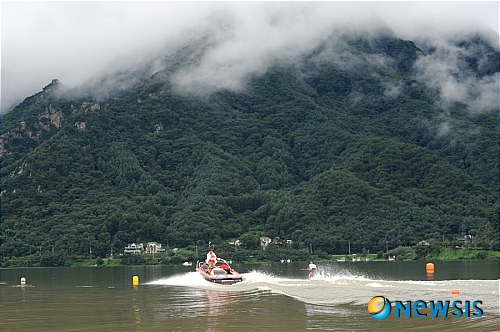 【춘천=뉴시스】김학순 기자 = 29일 오후 강원도 춘천시 송암스포츠타운 의암호 수상경기장에서 춘천 월드레저 경기대회중 수상스키, 웨이크보드대회가 열려 참가선수가 멋진 묘기를 선보이고 있다.&nbsp; hwan2580@newsis.com