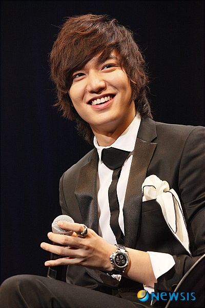 【서울=뉴시스】이재훈 기자 = 탤런트 이민호(23)가 할리우드 배우 리어나도 디캐프리오(36)보다 인기가 높다? 30일 이민호의 매니지먼트사 스타우스엔터테인먼트에 따르면, 지난 5월 개설한 이민호의 페이스북(www.facebook.com/OfficialLeeMinho)의 등록 친구가 29일 100만명을 넘어섰다. 디캐프리오는 50만명이다. 이민호는 지난달 미국의 버락 오바마(49) 대통령, 포르투갈의 축구선수 크리스티아누 호날두(25·레알 마드리드), 록밴드 U2를 비롯해 뉴욕타임스, UNICEF 등 유명기관 등 총 31명과 함께 페이스북 파트너로 선정된 바 있다. 국내 유명인 중 페이스북 파트너로 선정된 케이스는 이민호가 유일하다. 이민호는 자신의 페이스북을 통해 “페이스북을 처음 시작할 때는 이렇게 많은 팬들이 찾아와줄지 몰랐다”며 “자주 만나지 못하는 해외 팬들과 계속 좋은 관계를 유지할 수 있었으면 좋겠다”고 밝혔다. 이민호는 페이스북 친구 100만명 돌파를 기념, 9월 1일부터 13일까지 세계의 팬들이 페이스북이나 트위터에 자신에 관한 궁금증을 남기면 답변을 하는 이벤트를 벌인다. realpaper7@newsis.com