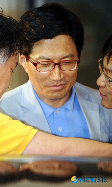 【서울=뉴시스】허경 기자 = 부산의 건설업자 정모씨로부터 향응을 제공받은 의혹을 받고 있는 박기준 전 부산지검장이 30일 오후 조사를 마치고 서초동 특검 사무실을 빠져나오고 있다.&nbsp; neohk@newsis.com 