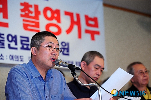 【서울=뉴시스】이광호 기자 = 1일 오후 서울 여의도의 한 음식점에서 열린 한국방송영화공연예술인 노동조합의 외주제작 드라마 전면 촬영거부 기자회견에서 김응석 위원장이 2010년 방송 삼사의 출연료 미지급현황에 대해 말하고 있다.&nbsp; skitsch@newsis.com