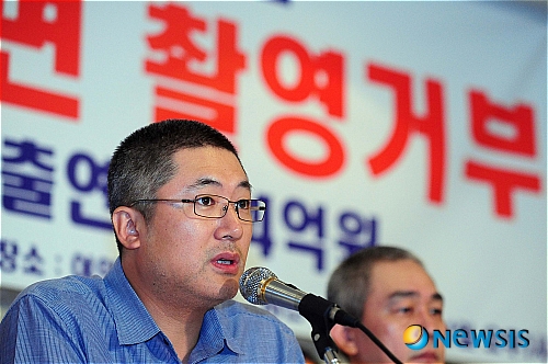 【서울=뉴시스】이광호 기자 = 1일 오후 서울 여의도의 한 음식점에서 열린 한국방송영화공연예술인 노동조합의 외주제작 드라마 전면 촬영거부 기자회견에서 김응석 위원장이 2010년 방송 삼사의 출연료 미지급현황에 대해 말하고 있다.&nbsp; skitsch@newsis.com